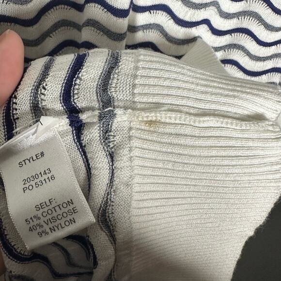 NEW Current Air White Blue Wavy Knit Top Size Medium Striped Short Sleeve - Picture 9 of 9